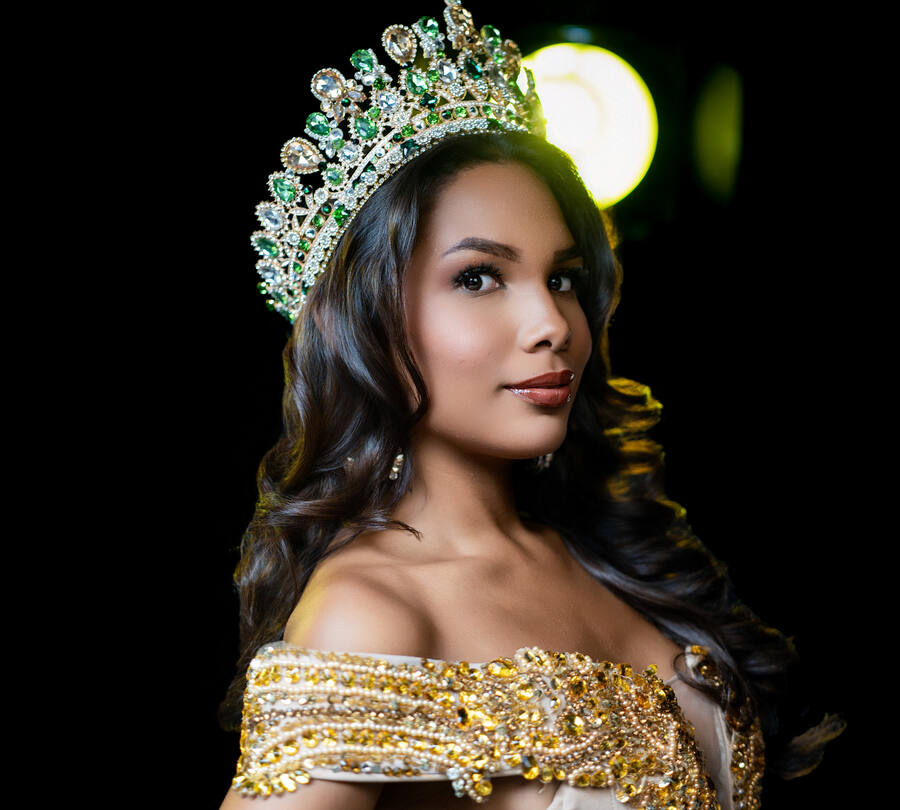 Fotografía editorial de moda con corona y bordado dorado, estudio Caracas