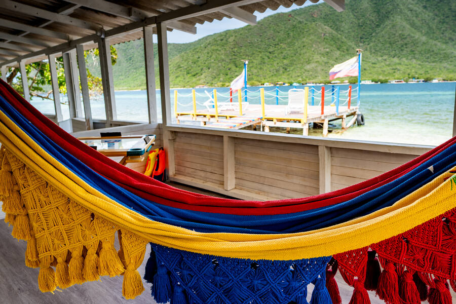 Hamaca frente al mar en posada tropical venezolana, área social y descanso
