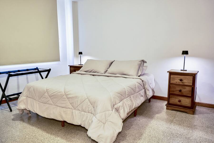 Habitación de posada venezolana con cama e iluminación cálida acogedora